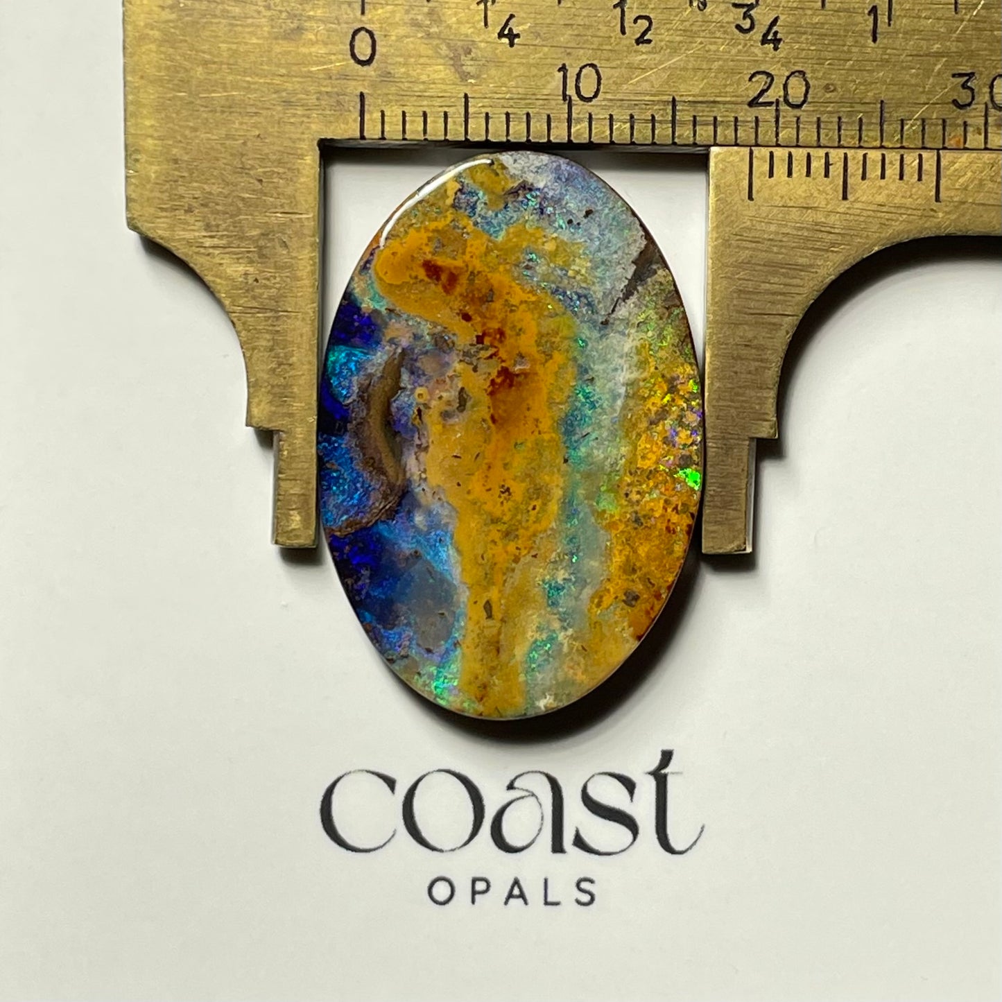 Freeform - Oval caramel-blue boulder opal